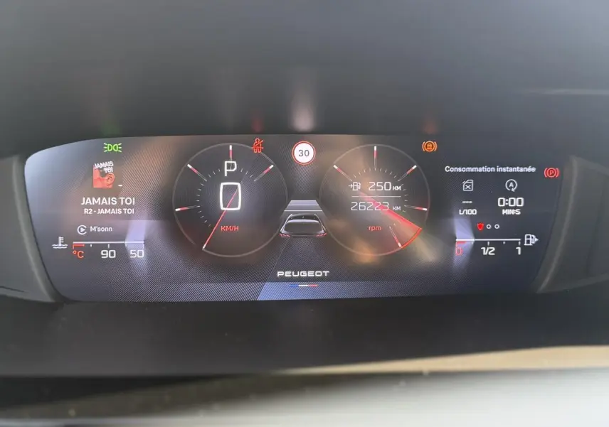 Vue rapprochée du combiné numérique Peugeot 308 2025 affichant la vitesse, le régime moteur et l'autonomie.