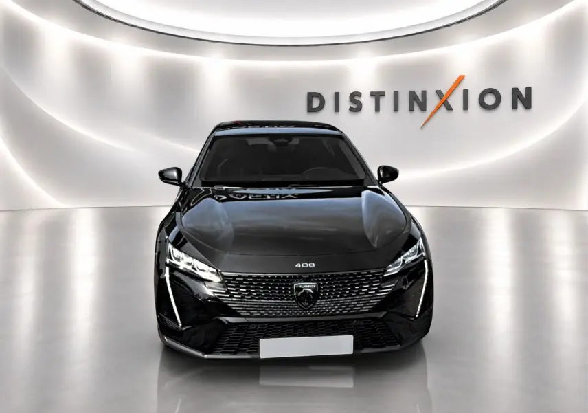 Peugeot 408 noir vue de face, mettant en valeur la calandre distinctive et les phares LED fins.