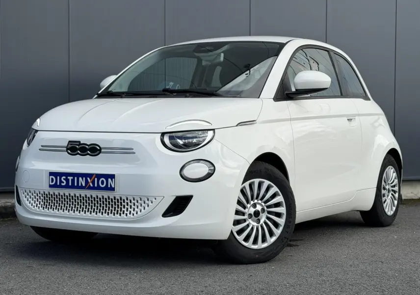 Vue 3/4 avant droite de la Fiat 500 électrique blanche Arctic avec jantes alu 16 pouces et logo noir distinctif.