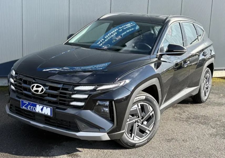 Hyundai Tucson 2025 Abyss Black en 3/4 avant droit, avec calandre distinctive et jantes alliage modernes.