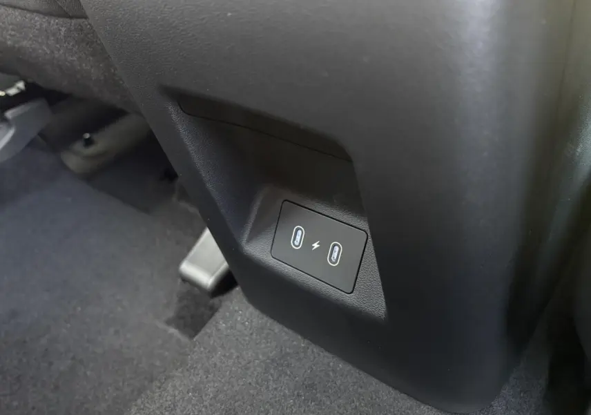 Prise USB double type C pour recharge rapide, située à l'arrière de la console centrale du Hyundai Tucson Abyss Black 2025.
