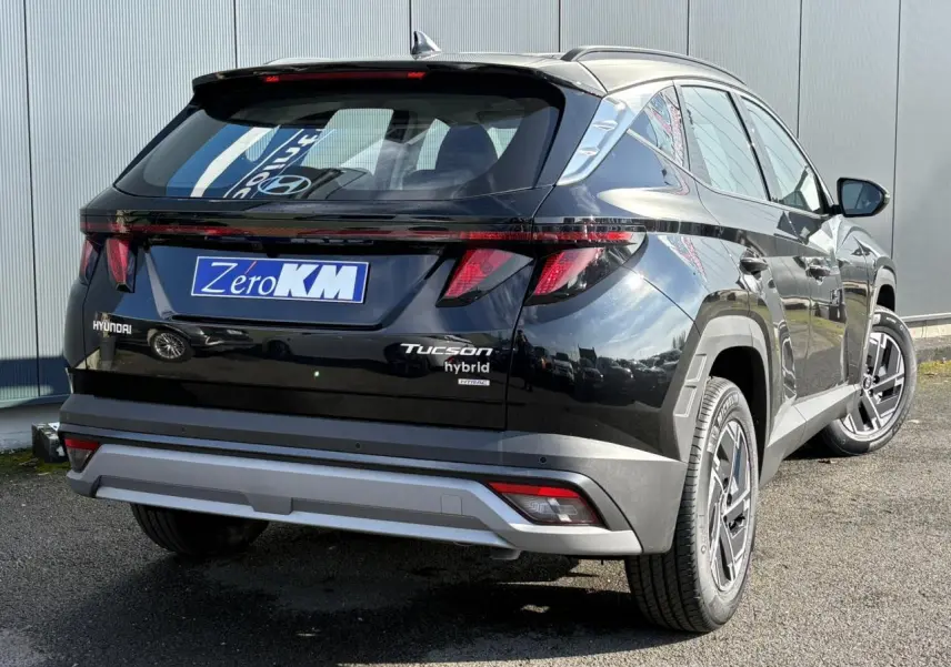 Vue 3/4 arrière droite du Hyundai Tucson Abyss Black avec feux arrière LED et jantes alliage 17 pouces.