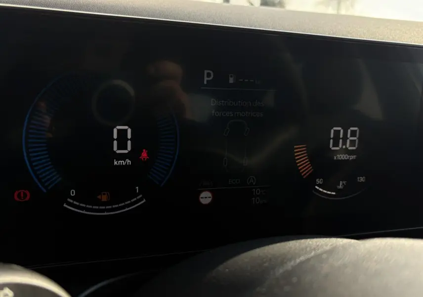 Tableau de bord numérique du Hyundai Tucson 2025 affichant vitesse, régime moteur et distribution des forces motrices.