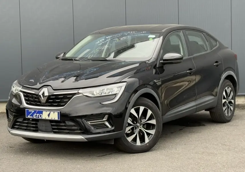 Renault Arkana E-Tech noir métal en 3/4 avant droit, avec jantes alliage 17 pouces et calandre distinctive.