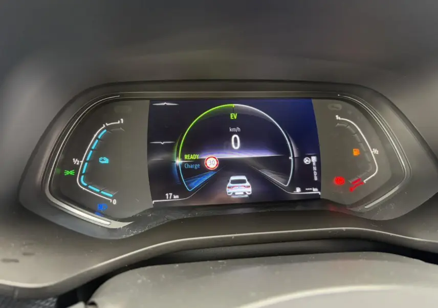 Tableau de bord numérique 7 pouces de Renault Arkana E-Tech Hybrid 2024 affichant vitesse et autonomie en mode électrique.