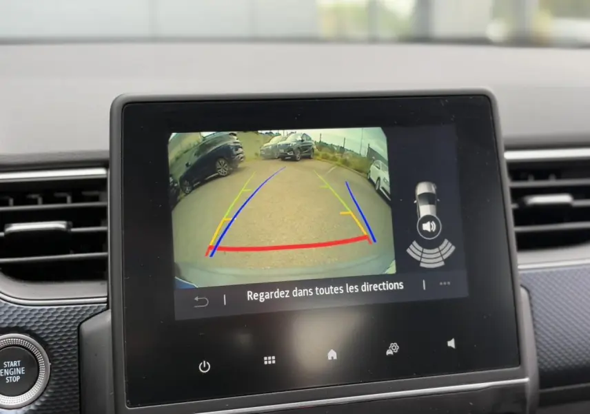 Écran tactile intérieur montrant la caméra de recul avec lignes de guidage sur un Renault Arkana noir métal 2024.
