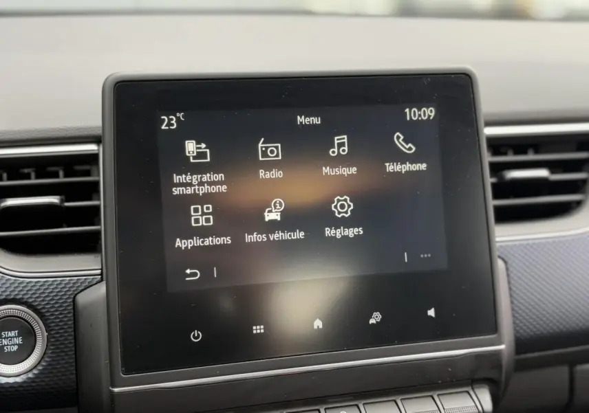Écran tactile central du tableau de bord du Renault Arkana noir métal, affichant le menu multimédia à 10h09.