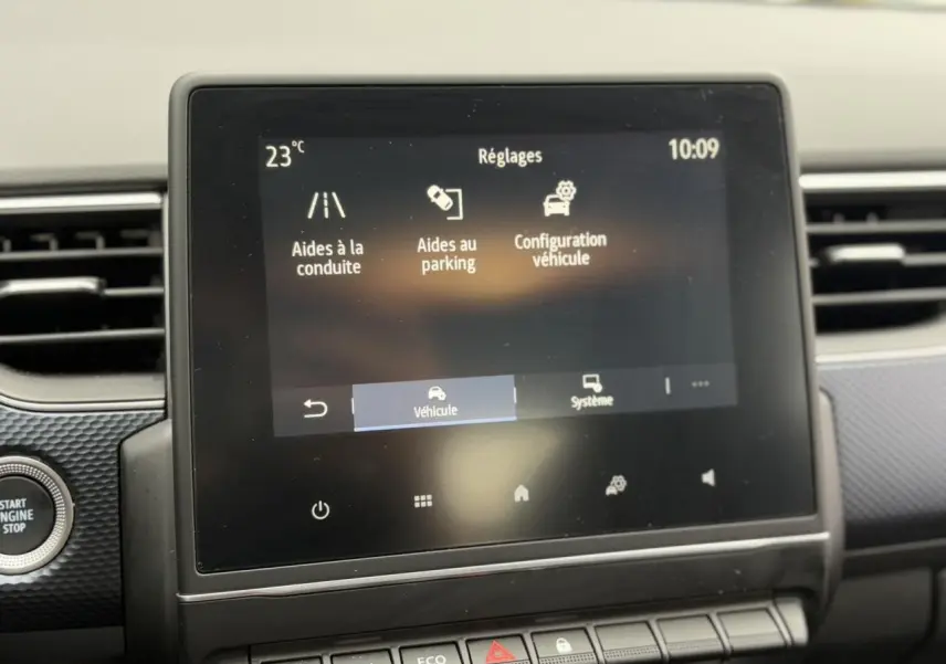 Écran tactile central du tableau de bord du Renault Arkana E-Tech 2024 affichant les réglages d’aides à la conduite et parking.
