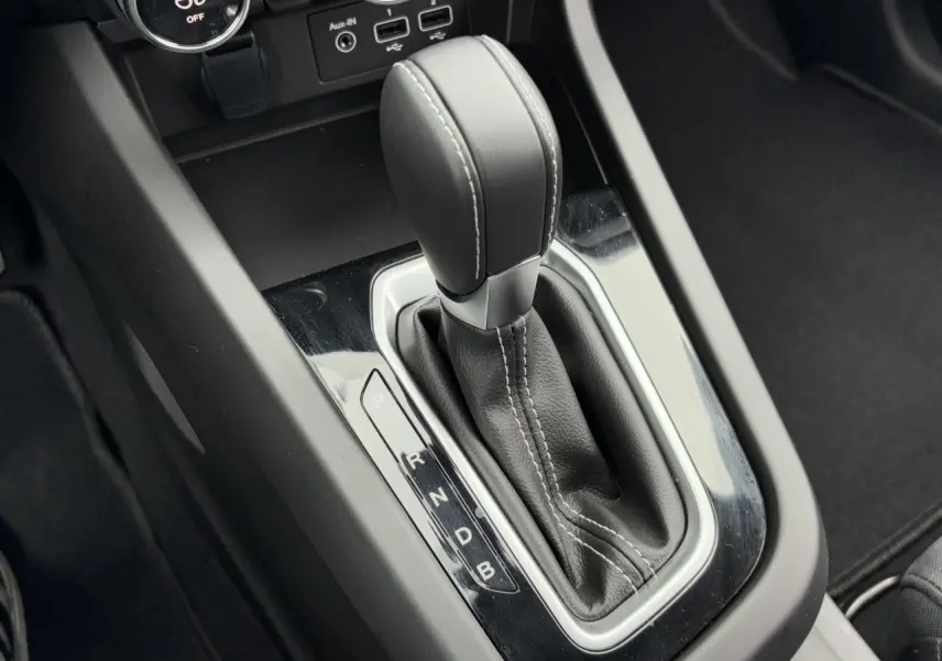 Le levier de vitesse automatique noir du Renault Arkana E-Tech Full Hybrid 145 vu en gros plan intérieur.