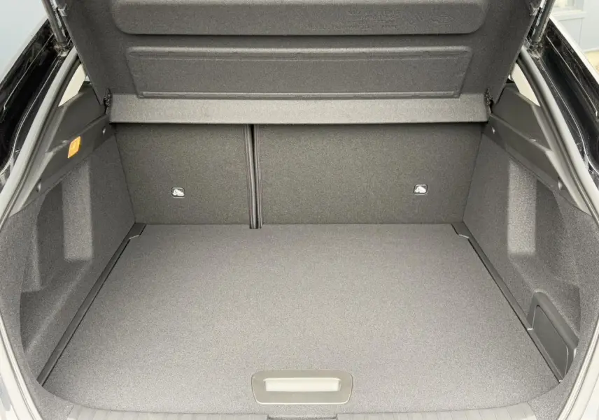 Coffre ouvert du Renault Arkana noir métal 2024, vue arrière montrant un espace de rangement spacieux et propre.