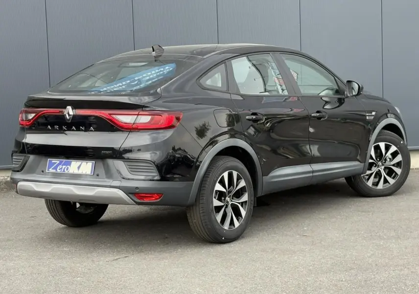 Vue 3/4 arrière droite d'un Renault Arkana noir métal 2024 avec jantes alliage et feux arrière LED distinctifs.