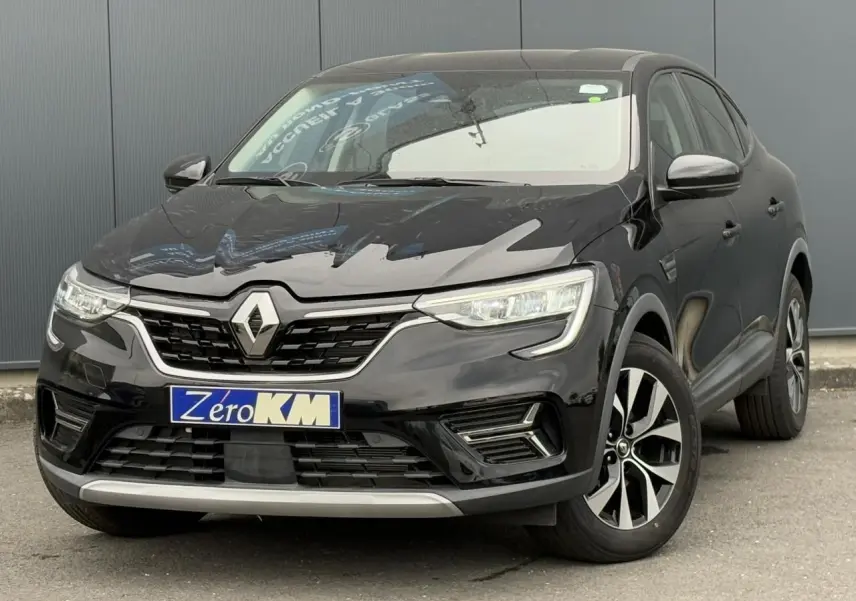 Renault Arkana E-Tech Full Hybrid noir métal en 3/4 avant droit, avec jantes alliage 17 pouces Bahamas gris pyrite.