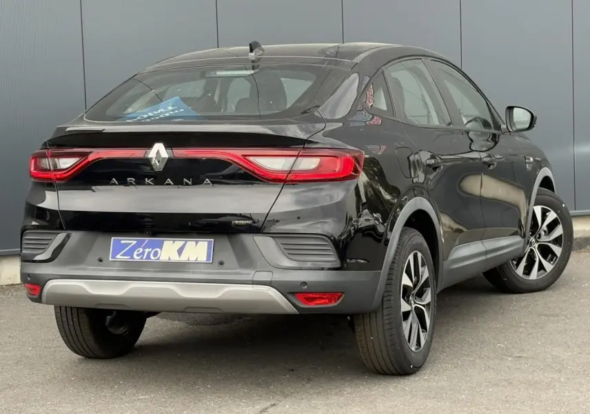 Vue 3/4 arrière droite du Renault Arkana E-Tech Full Hybrid 145 noir métal avec jantes alliage et feux LED distinctifs.