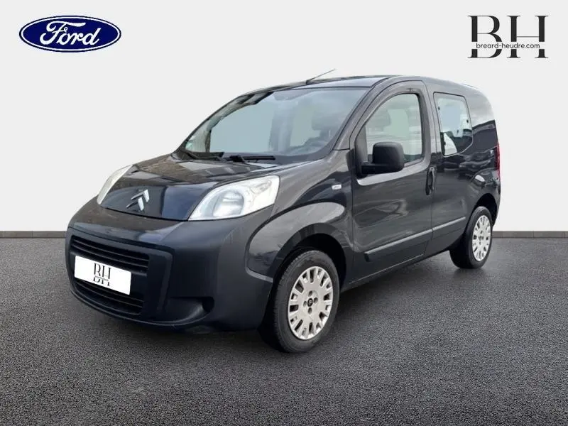 Citroën Nemo gris Graphito en 3/4 avant droit, avec portes latérales coulissantes et jantes acier.