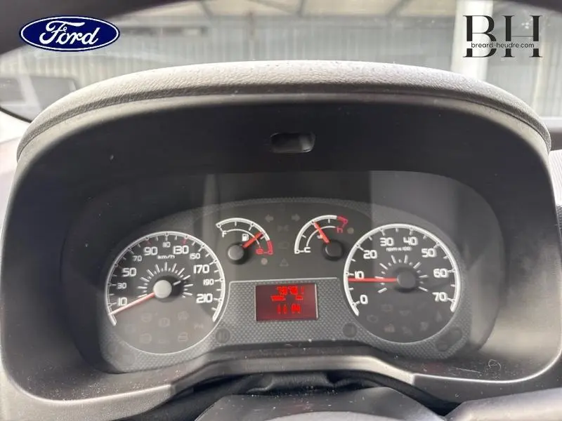 Vue rapprochée du tableau de bord d’un Citroën Nemo gris Graphito, affichant les compteurs et jauges.