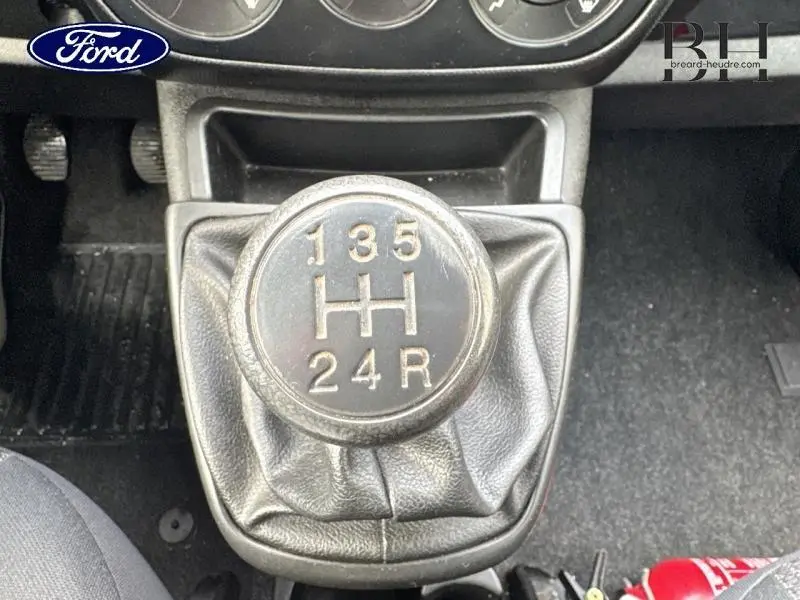 Le levier de vitesses manuel noir vu de dessus dans l'habitacle d'une Citroën Nemo gris Graphito de 2013.