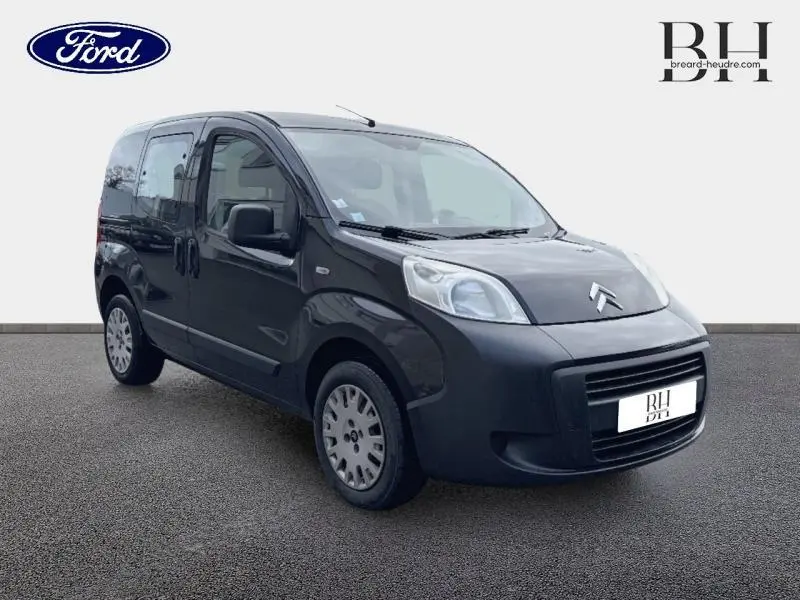 Citroën Nemo gris Graphito en 3/4 avant droit, avec portes latérales coulissantes et calandre noire distinctive.