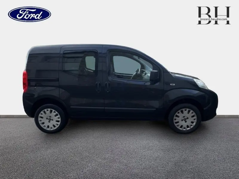 Vue de profil côté gauche d'un Citroën Nemo gris Graphito avec portes latérales coulissantes et jantes acier.