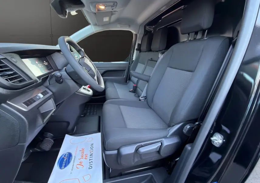 Vue intérieure côté conducteur du Citroën Jumpy noir 2026, montrant les sièges avant et le tableau de bord.