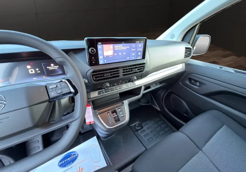 Vue intérieure côté conducteur du tableau de bord et console centrale du Citroën Jumpy noir avec écran tactile.
