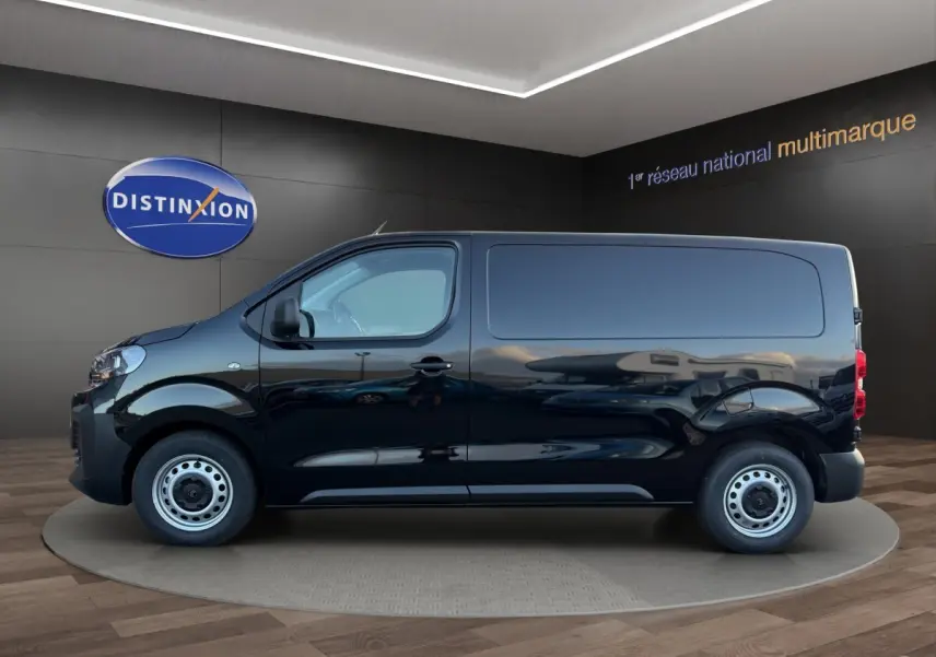 Vue latérale droite du Citroën Jumpy noir 2026, fourgon utilitaire sans vitres latérales arrière.