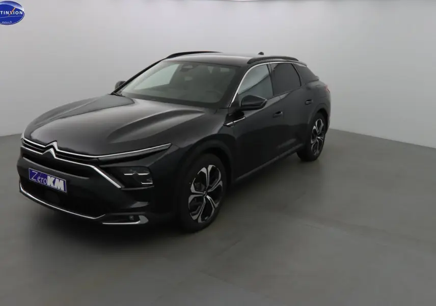 Citroën C5 X noire métal vue 3/4 avant droit dans un studio, soulignant ses lignes modernes et ses jantes bi-ton.