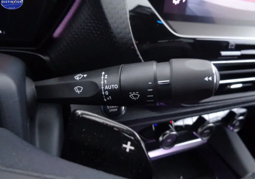 Gros plan sur la commande d'essuie-glace noir dans l'habitacle du Citroën C5 X hybride rechargeable 2022.