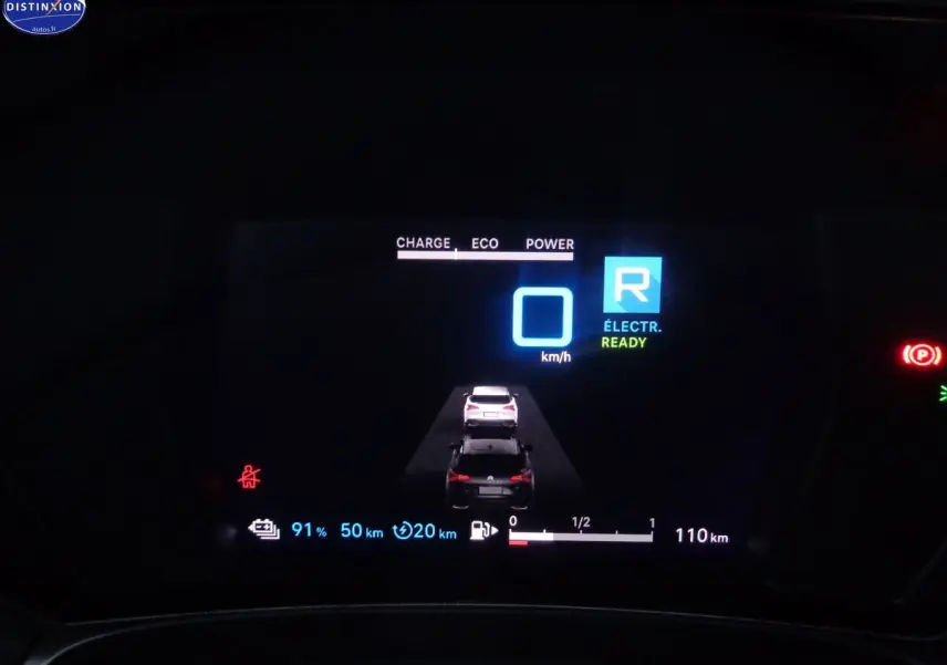 Affichage numérique du tableau de bord de la Citroën C5 X hybride noire, montrant la vitesse à 0 km/h et mode électrique prêt.