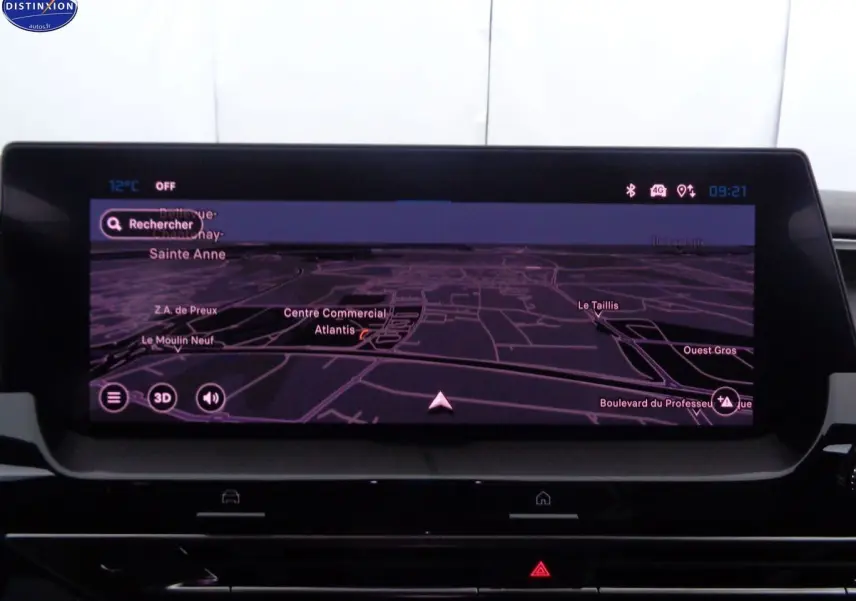 Écran tactile du système de navigation du Citroën C5 X noir métal, affichant une carte en vue 3D intérieure.