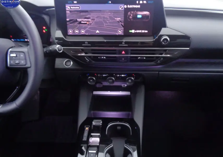 Intérieur de la Citroën C5 X noire, vue du tableau de bord avec écran tactile et console centrale moderne.