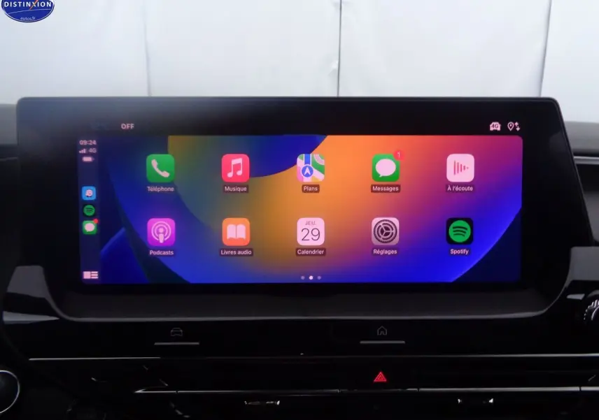 Écran tactile central affichant les applications connectées dans l'habitacle d'une Citroën C5 X noire.