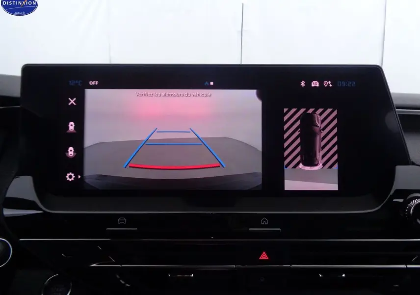 Écran central de la Citroën C5 X hybride 2022 montrant la caméra de recul et l'affichage de l'aide au stationnement.