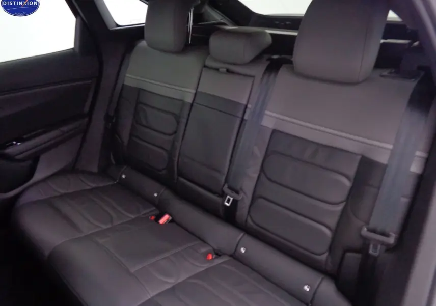 Banquette arrière en cuir noir du Citroën C5 X 1.6 Hybrid 225 Shine, vue côté gauche intérieur.