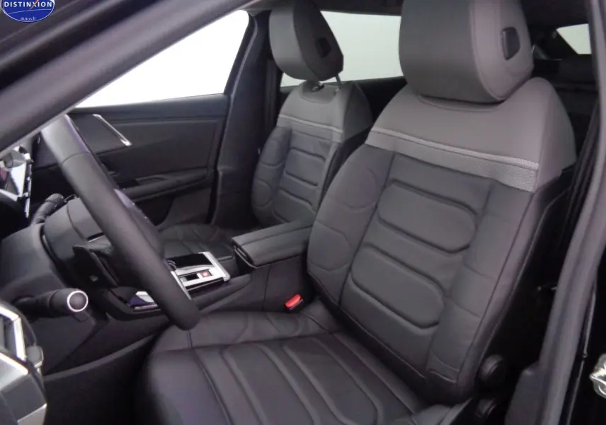 Vue intérieure côté conducteur de la Citroën C5 X hybride noire, avec sièges en cuir noir et console centrale moderne.