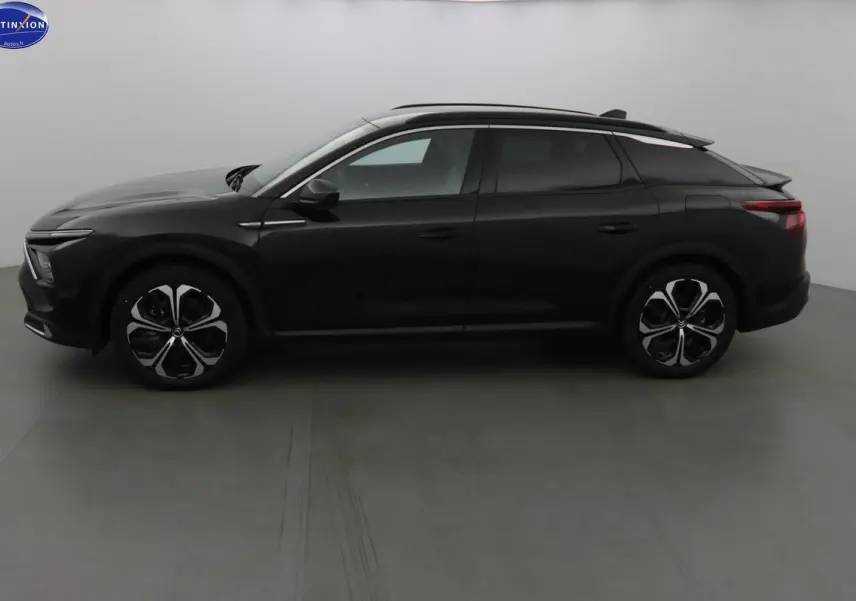 Profil côté gauche d'une Citroën C5 X hybride rechargeable noire métal, avec jantes bi-ton et toit panoramique.