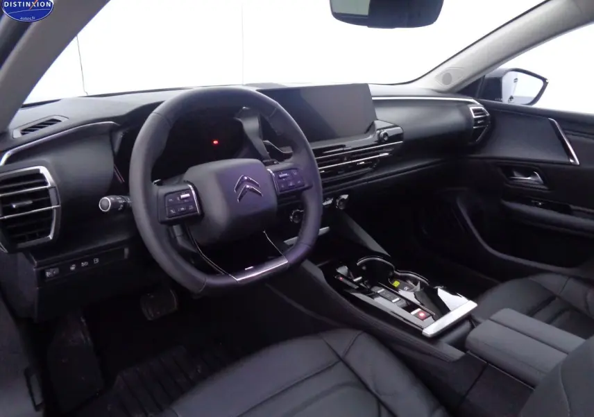 Intérieur noir du Citroën C5 X 1.6 Hybrid 225 Shine vu côté conducteur, avec tableau de bord moderne et écran tactile.