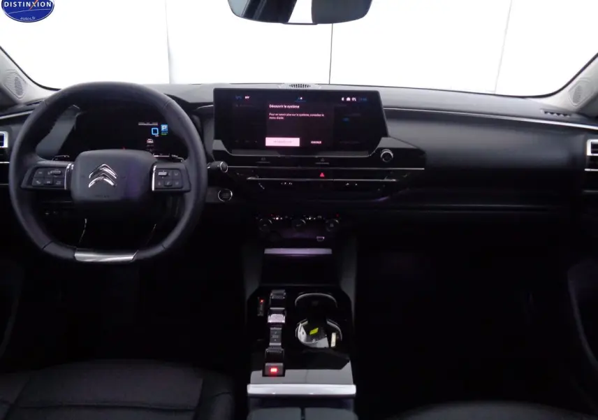 Intérieur noir du Citroën C5 X 1.6 Hybrid 225 Shine, vue frontale sur le tableau de bord et le volant multifonction.