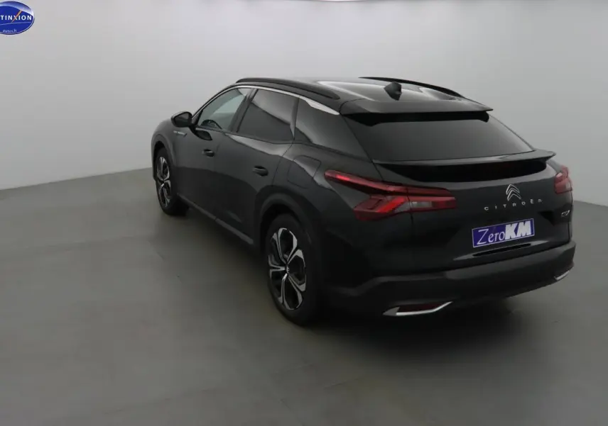 Vue 3/4 arrière droite d'une Citroën C5 X noire métal avec feux arrière LED et jantes bi-ton.