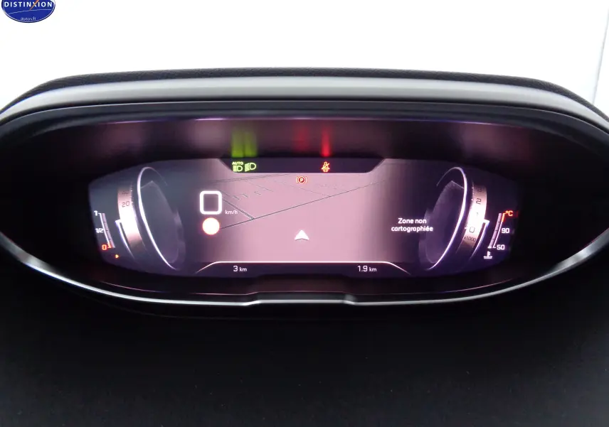 Vue rapprochée du tableau de bord numérique du Peugeot 3008 1.2 PureTech 130ch GT affichant la vitesse et la température.