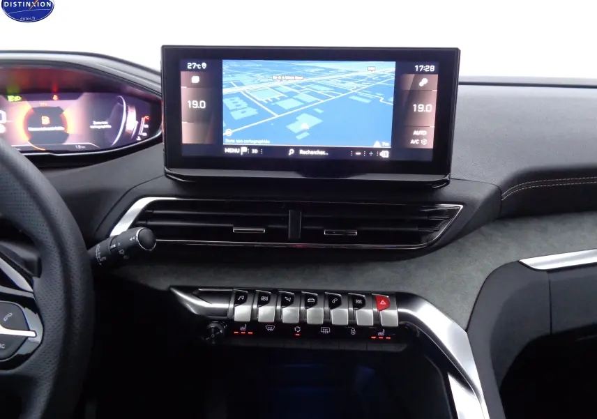 Tableau de bord du Peugeot 3008 GT 2023 en bleu, avec écran tactile central affichant la navigation et commandes tactiles éclairées.