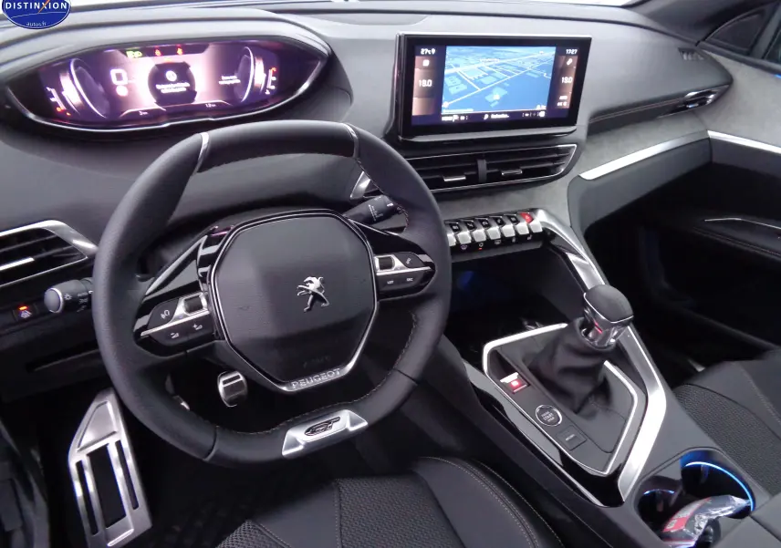 Intérieur du Peugeot 3008 1.2 PureTech 130ch GT 2023, vue du poste de conduite avec volant compact et écran tactile central.
