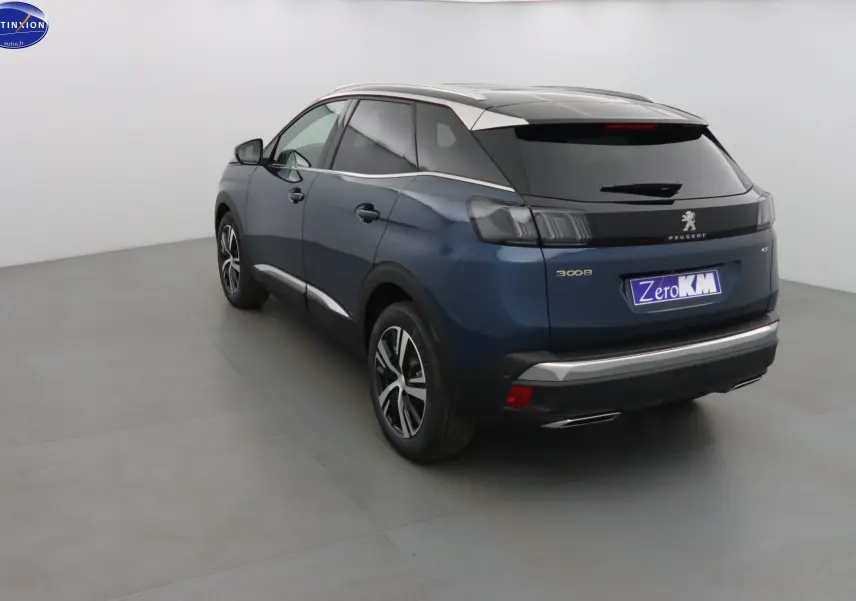Peugeot 3008 bleu Célèbes métal en 3/4 arrière droit, avec toit noir et jantes alliage bicolores.