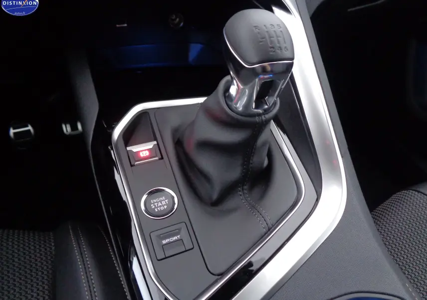 Gros plan sur le levier de vitesse manuel et les boutons start/stop et sport dans l'habitacle du Peugeot 3008 2023.