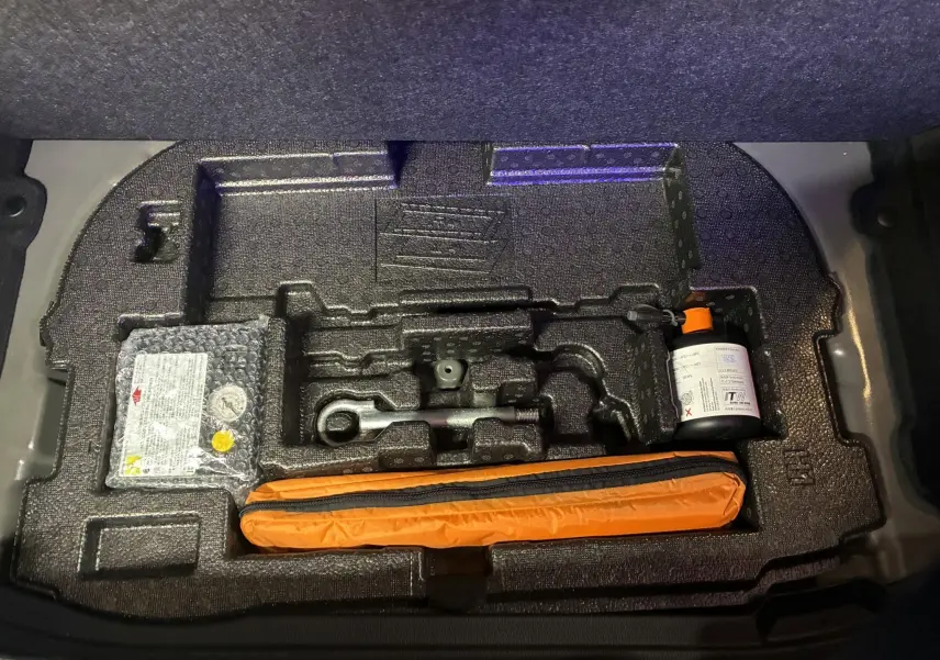 Coffret d'outils de bord avec compresseur et kit de réparation dans le coffre d'une Toyota Corolla noire 2020.