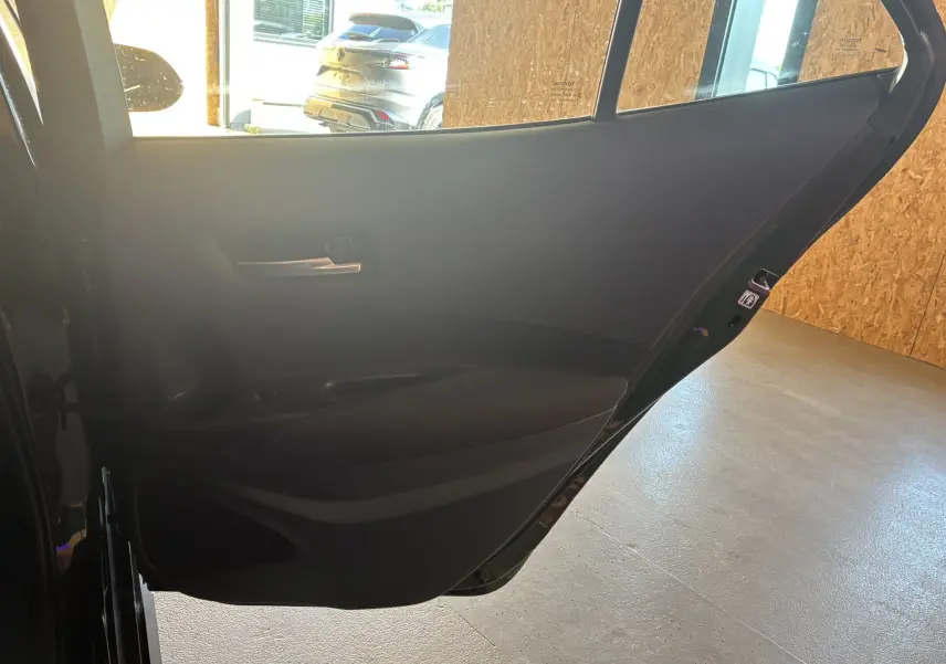 Porte arrière gauche noire de Toyota Corolla 1.8 122 Dynamic 2020, montrant la poignée et le panneau intérieur sombre.