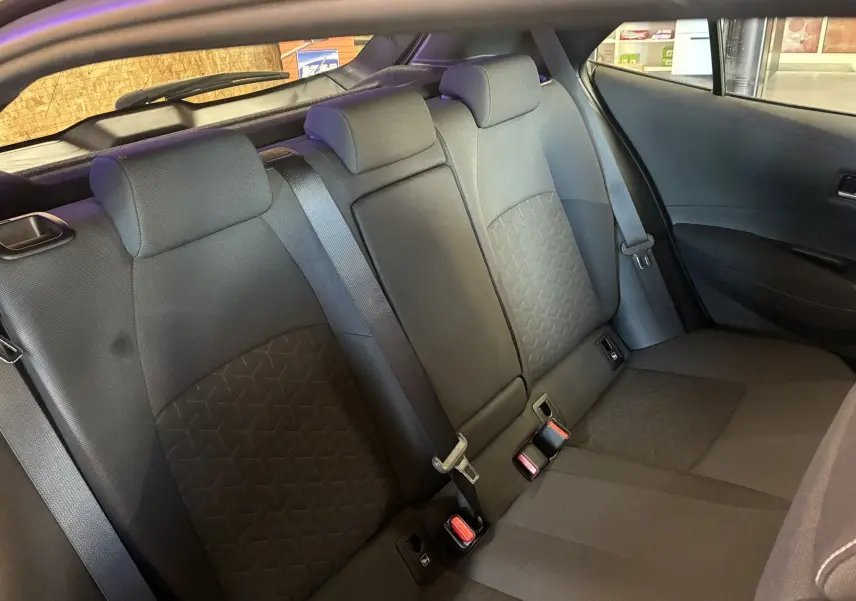 Vue intérieure côté droit de la banquette arrière noire en tissu de la Toyota Corolla 1.8 122 DYNAMIC 2020 hybride.