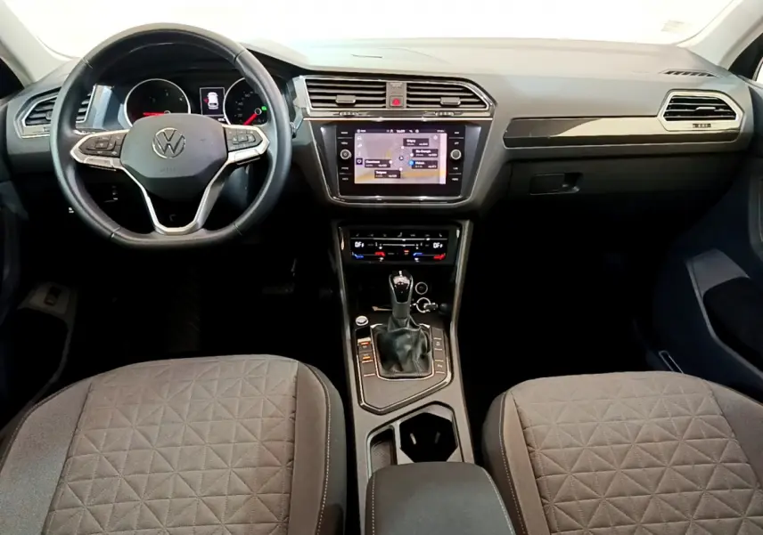 Vue intérieure frontale du Volkswagen Tiguan 2.0 TDI 150 DSG7 Life Business avec tableau de bord numérique et écran tactile central.