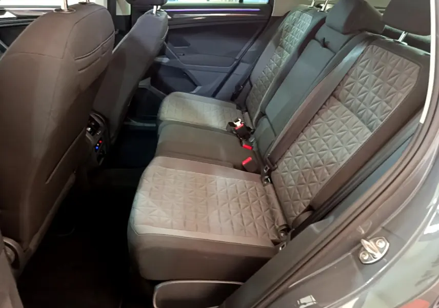 Vue intérieure côté droit des sièges arrière gris avec motifs géométriques du Volkswagen Tiguan 2.0 TDI 2021.