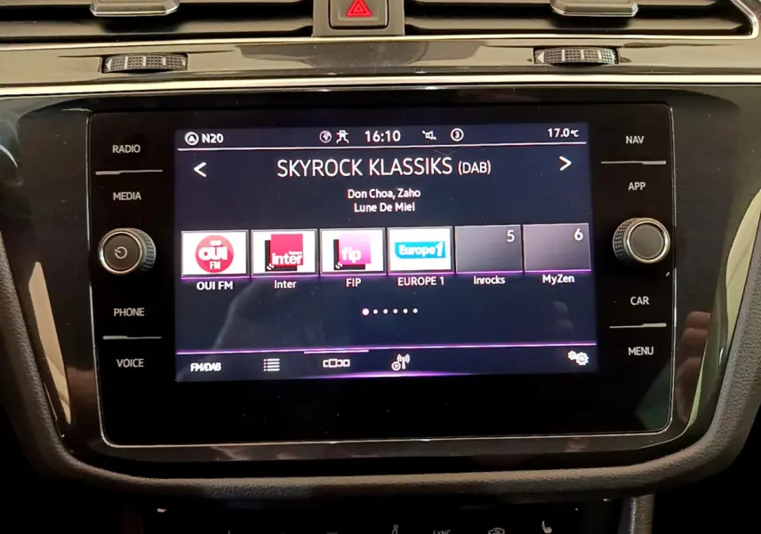 Écran tactile central noir du Volkswagen Tiguan 2021 affichant la radio Skyrock Klassiks en intérieur.