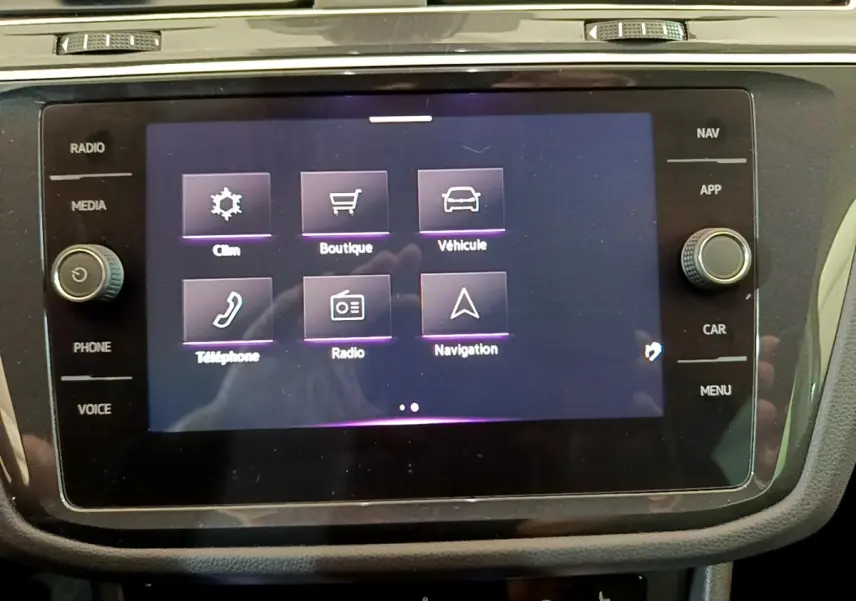 Écran tactile central du Volkswagen Tiguan 2021 affichant les options clim, boutique, véhicule, téléphone, radio et navigation.